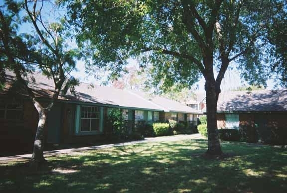 Building Photo - Village Green Townhomes