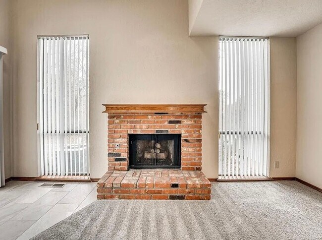 Building Photo - Beautiful 3bed/3bath Townhome Available in Westside Norman!!