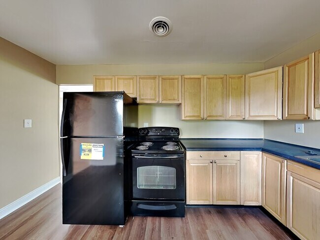 Building Photo - 890 Edgewood Dr