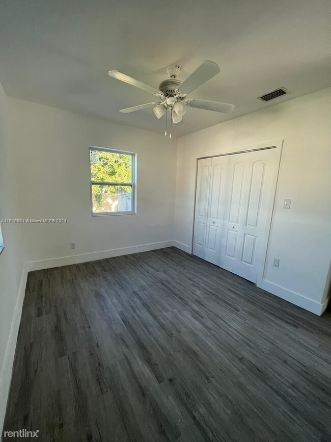 Foto del edificio - 2 br, 1 bath House - 5825 SW 9th Ter