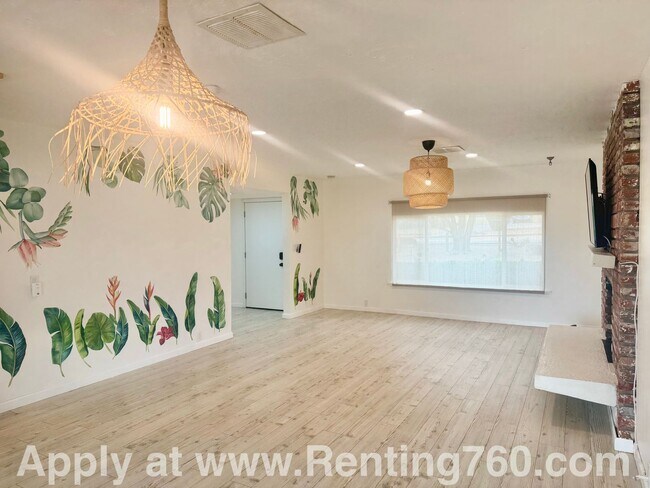 Building Photo - Stylish 3-Bedroom Home with Fenced Yard, S...