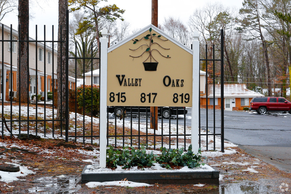 Building Photo - Valley Oaks Apartments