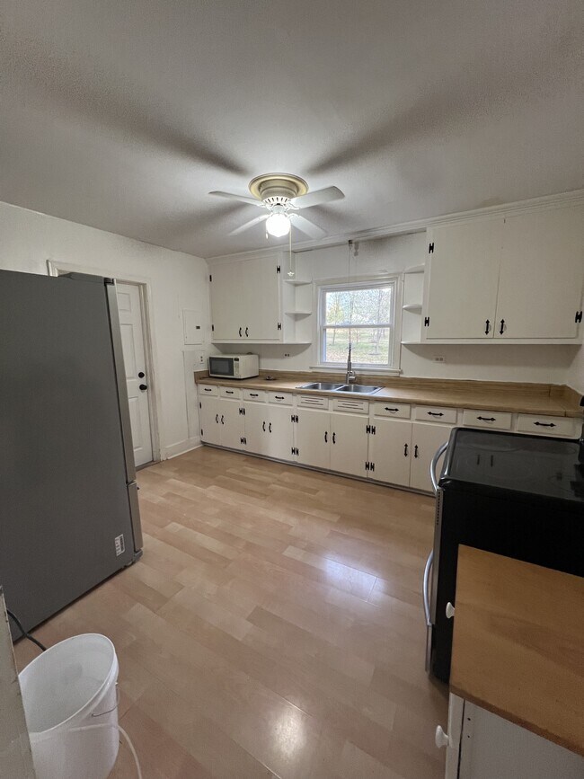 Building Photo - 215 Richmond Ave