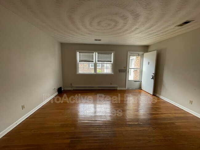 Foto del edificio - 9243 Atwood Ave