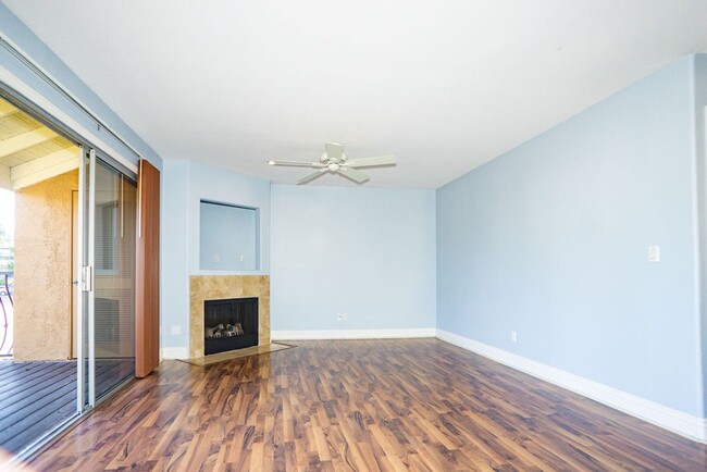 Building Photo - Great Two Bedroom Corner Unit in Villa Tos...