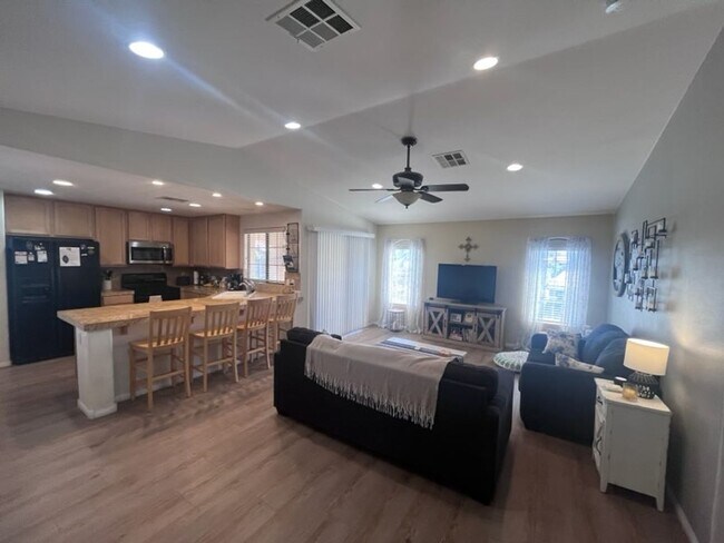 Building Photo - 2 bed / 2 bath Gorgeous Painted Desert Gua...