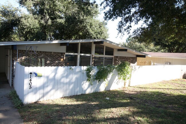 Building Photo - 1405 Terre Haute Dr