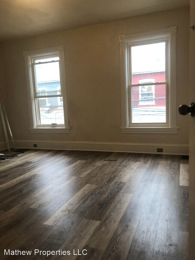 Building Photo - 3 br, 1 bath House - 638 Lake St.