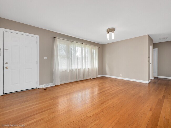 Building Photo - 4641 Roslyn Rd
