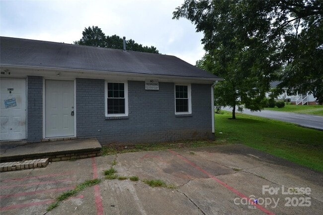 Building Photo - 1007 Plymouth St