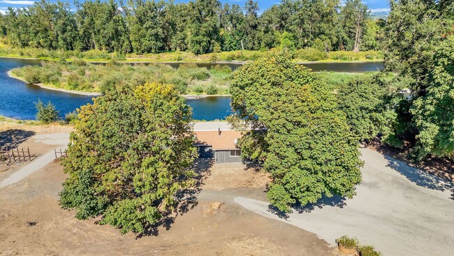 Building Photo - 39601 Santiam Bluffs Rd NE