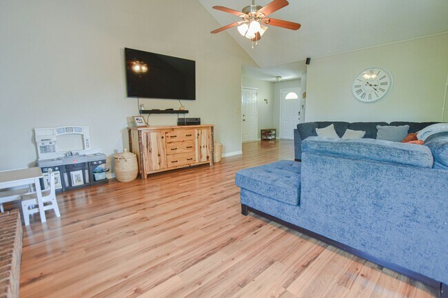 Foto del edificio - Pet Friendly Three Bedroom!