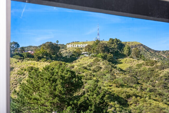 Building Photo - 2843 Lambert Dr