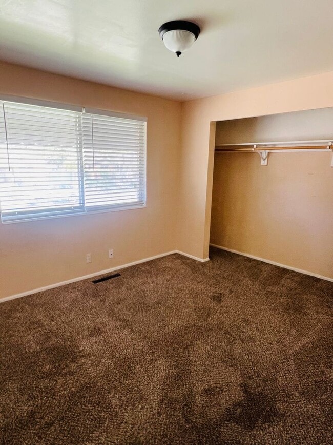 Building Photo - 40 N Talbot Dr E