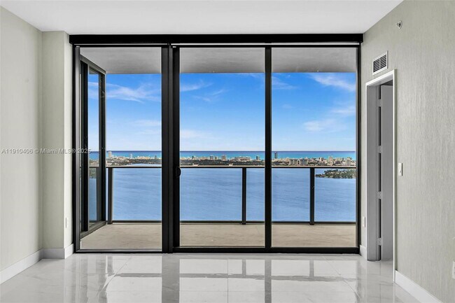 Foto del edificio - 700 NE 24th St