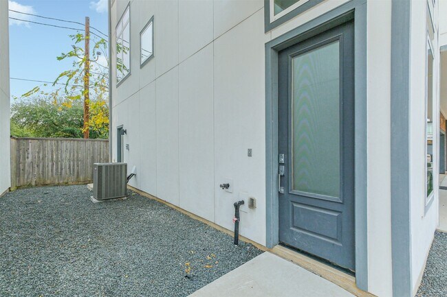 Foto del edificio - 1305 Mayfair Clarkson Ln