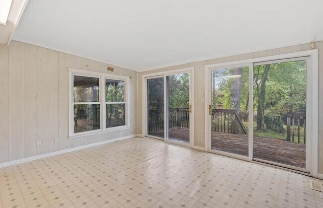 Foto del edificio - 5227 Bush River Rd