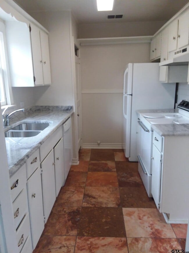 Building Photo - 608 W 3rd St