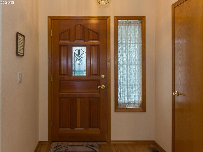 Foto del edificio - Charming 4-Bed, 2-Bath Home with Vaulted Ceilings, Dual Fireplaces & Serene Outdoor Spaces