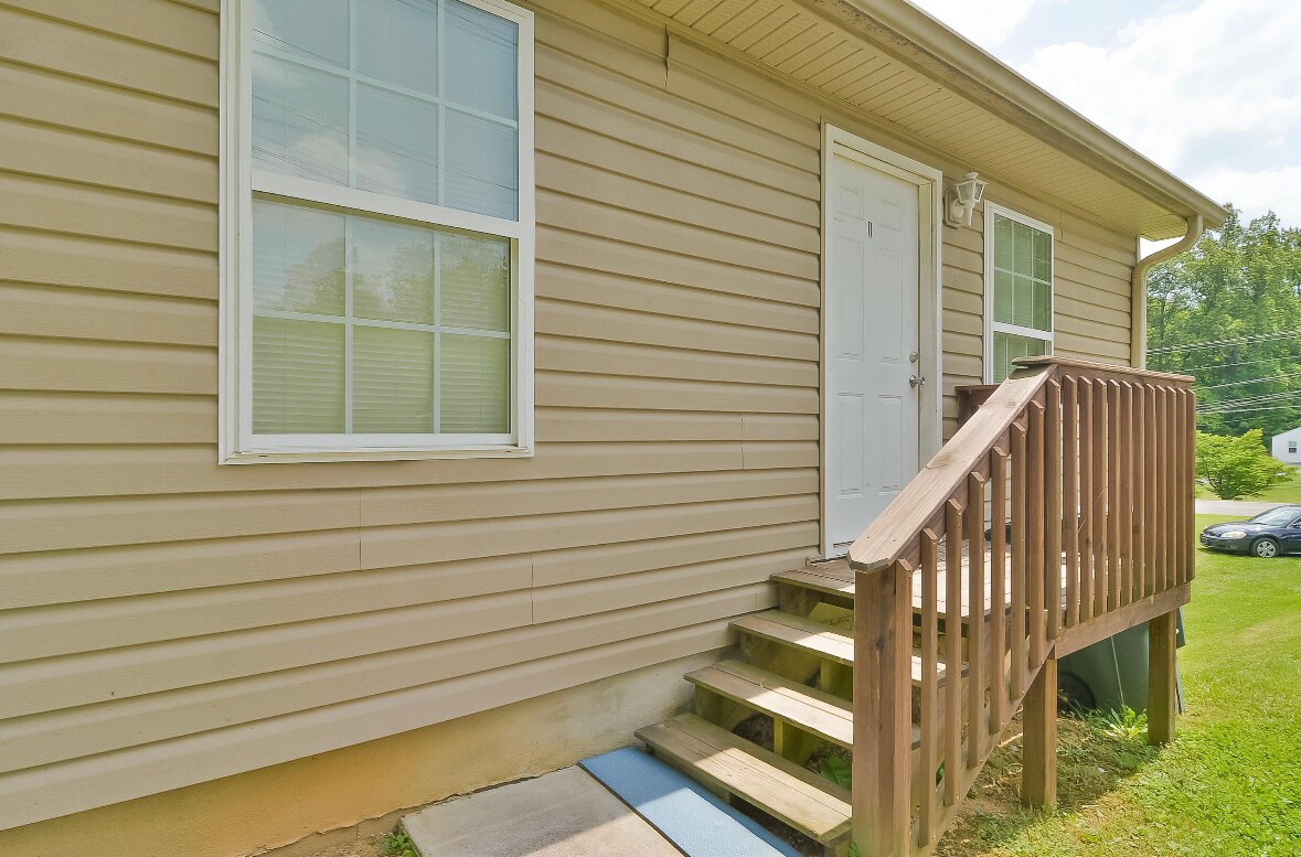 Primary Photo - 1004 Lynn Dr