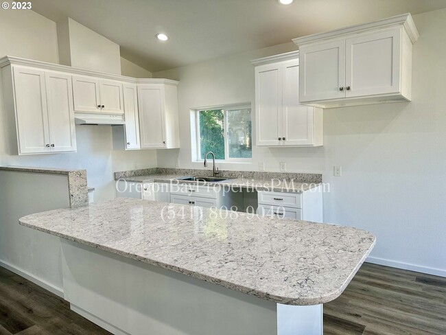 Building Photo - Coos River Hwy: 4bdrm/4ba Pet Friendly Home