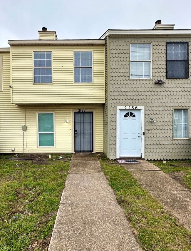 Foto del edificio - 2 story townhome with private fenced yard for rent!
