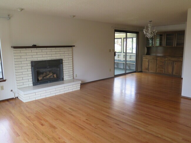 Building Photo - Large 3 Bedroom, 3 Bathroom Home in Centra...