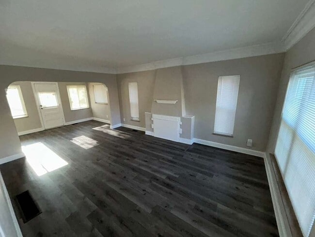 Building Photo - Beautiful Renovated Colonial