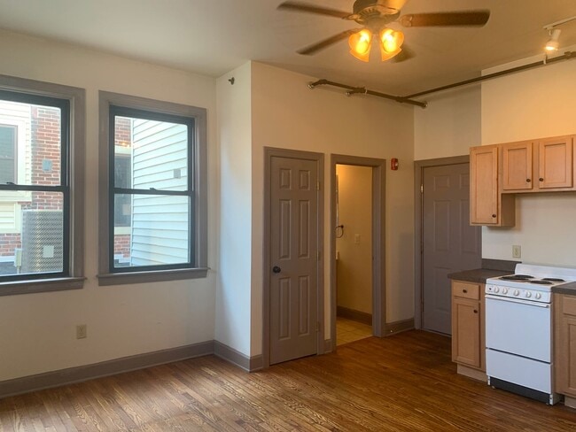 Foto del edificio - Available Now! Modern 1 Room Studio Apartment in Downtown York City Building
