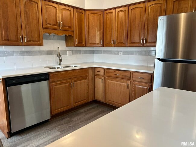 Building Photo - 2308 Ridge Dr