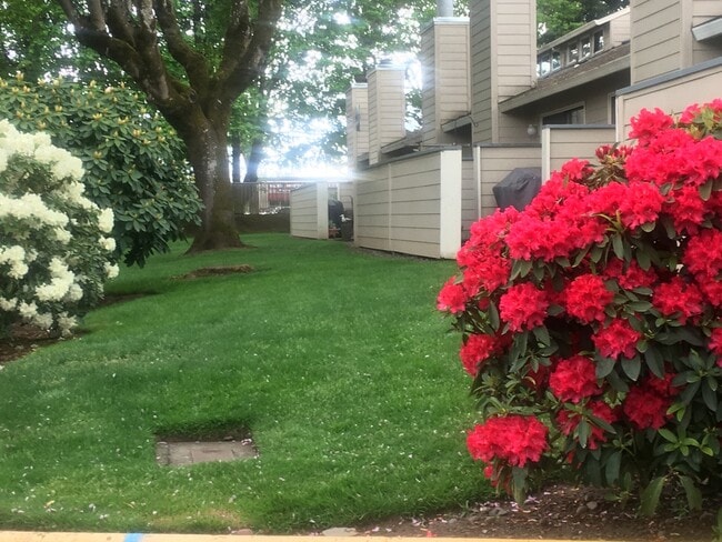 Building Photo - WELL MAINTAINED 2 BR, 2 BA TOWNHOME BY VAN MALL AREA!