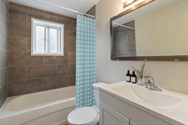 Photo du bâtiment - 495 Elmwood Dr