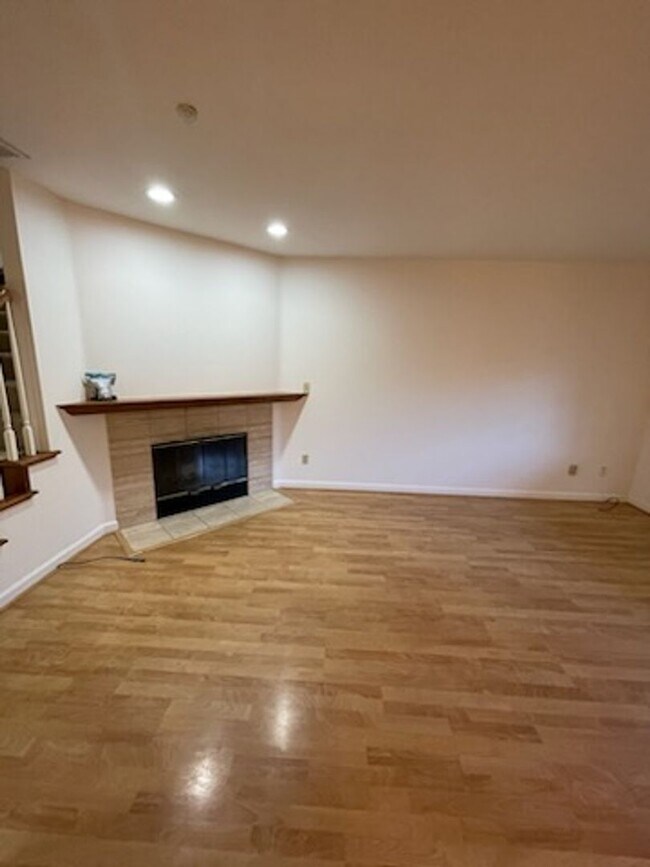 Building Photo - Adorable and Cozy Townhouse