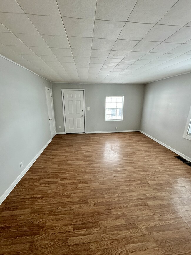 Building Photo - 3056 N Euclid-2 bed/1 Bath - Move in ready