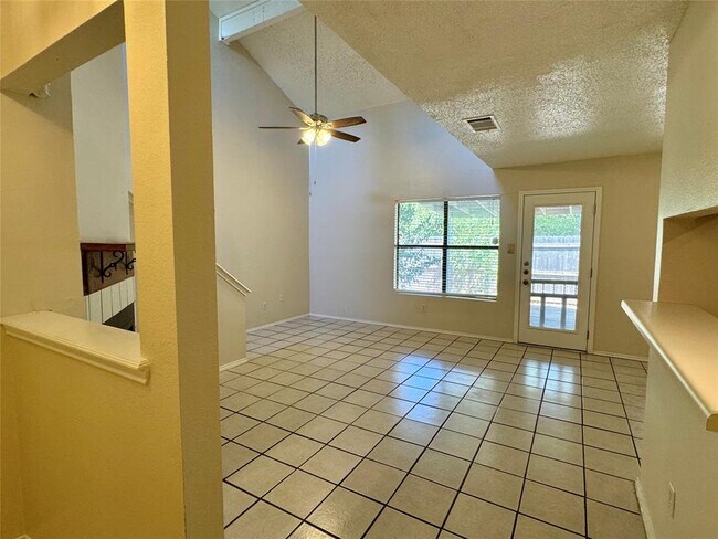 Foto del edificio - 512 Eberhart Ln