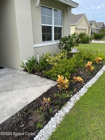 Building Photo - 412 Guinevere Dr SW