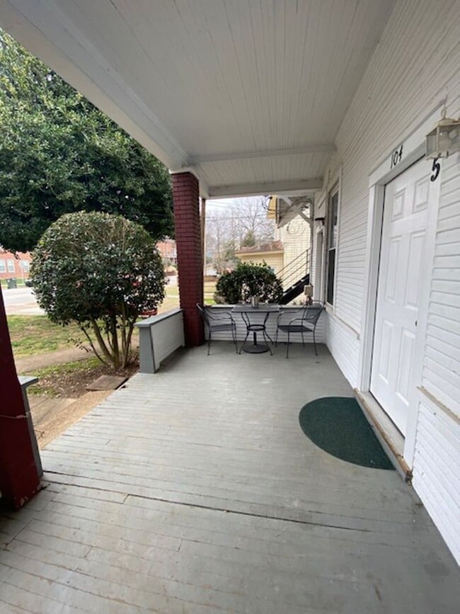 Building Photo - 1 Bedroom Home Full of Charm and Character!