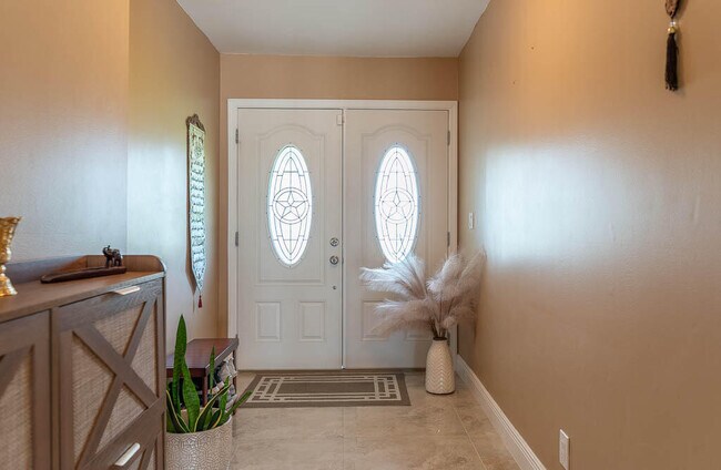 Foto del edificio - 5290 Pine Tree Dr