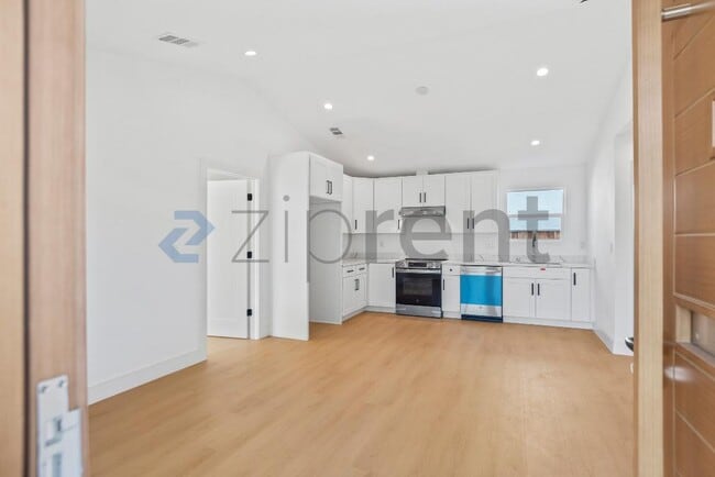 Building Photo - Unit 2