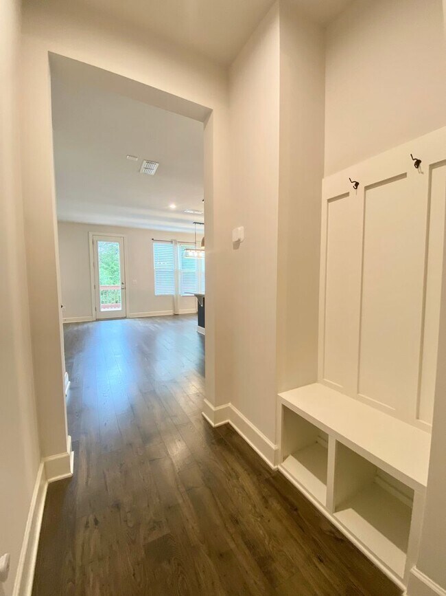 Foto del edificio - 4 Bedroom, 3 Bath Home w/ 2 Car Garage