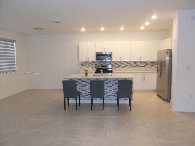 Building Photo - 879 SE 26th Ter