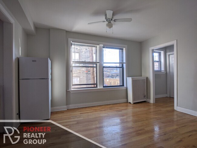 Foto del edificio - 737 W Belmont Ave