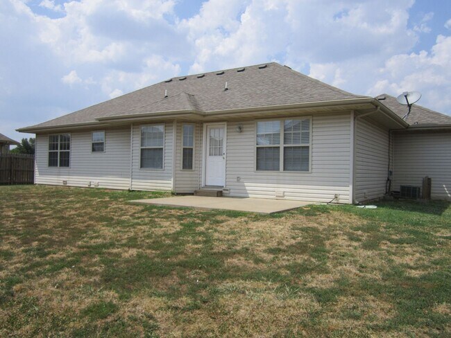 Building Photo - Beautiful 3 Bedroom Home in Gated Neighbor...