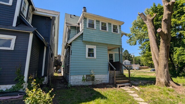 Foto del edificio - Spacious 4-bedroom, 1.5-bath home in Akron