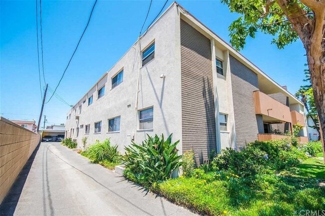 Building Photo - 10327 Downey Ave.