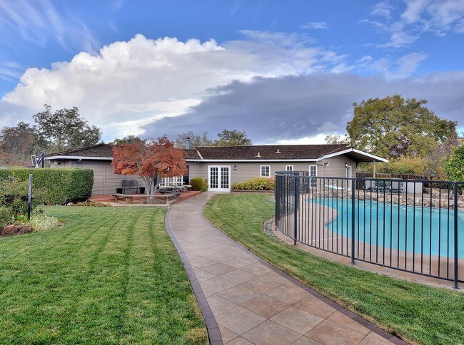 Foto del edificio - 742 Bicknell Rd