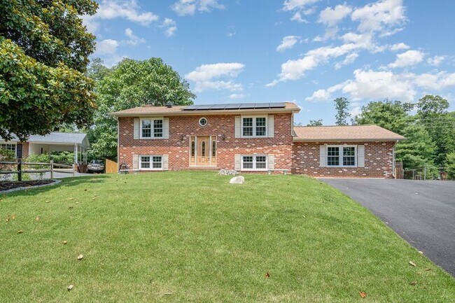 Building Photo - 411 Deerwood Dr