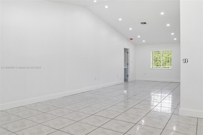 Foto del edificio - 19851 SW 79th Ave