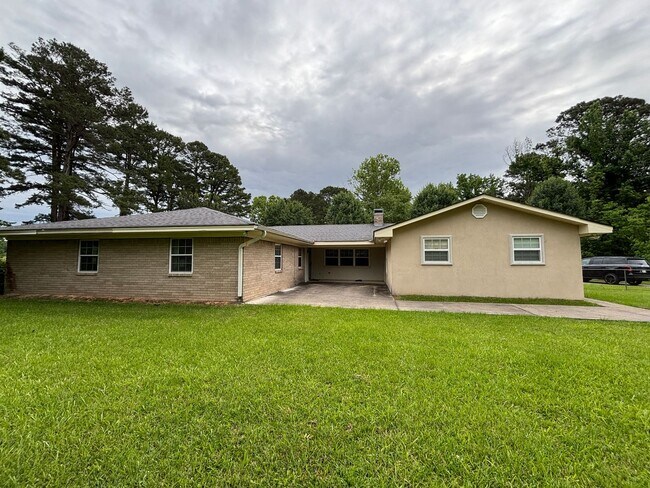 Foto del edificio - MINDEN BEAUTY ON 2 ACRE LOT