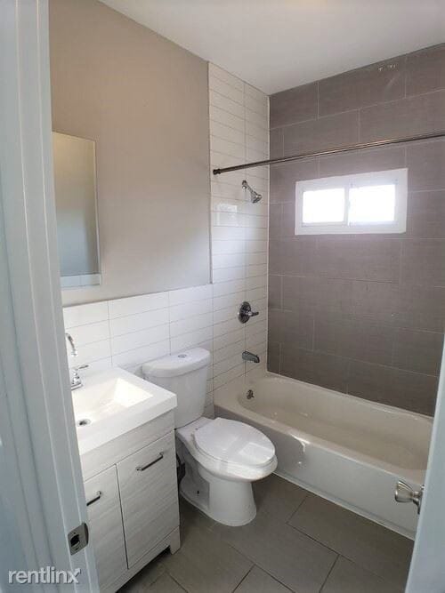 Building Photo - 3 br, 1.5 bath  - 53-55 Hobson St